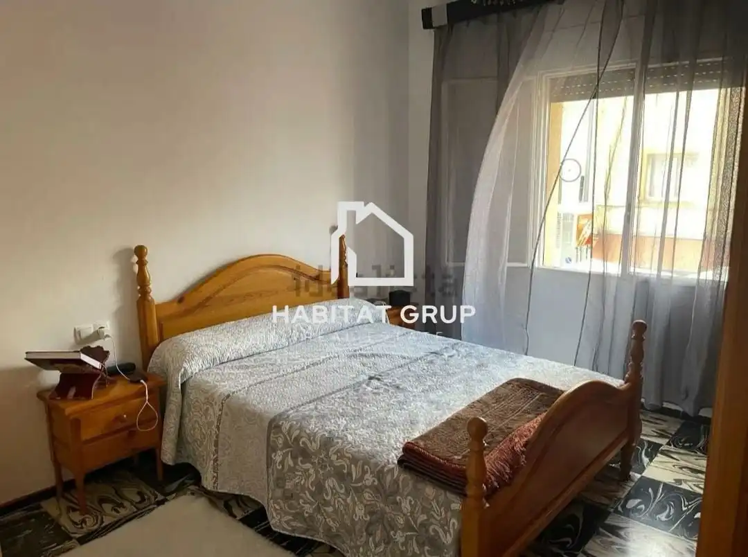 Habitación de Casa adosada en venta en Girona con Calefacción, Terraza y Trastero