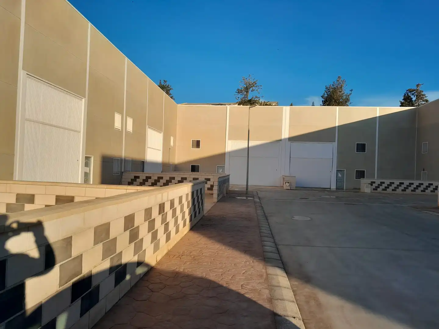 Außenansicht von Fabrikhallen zur Miete in Algarrobo