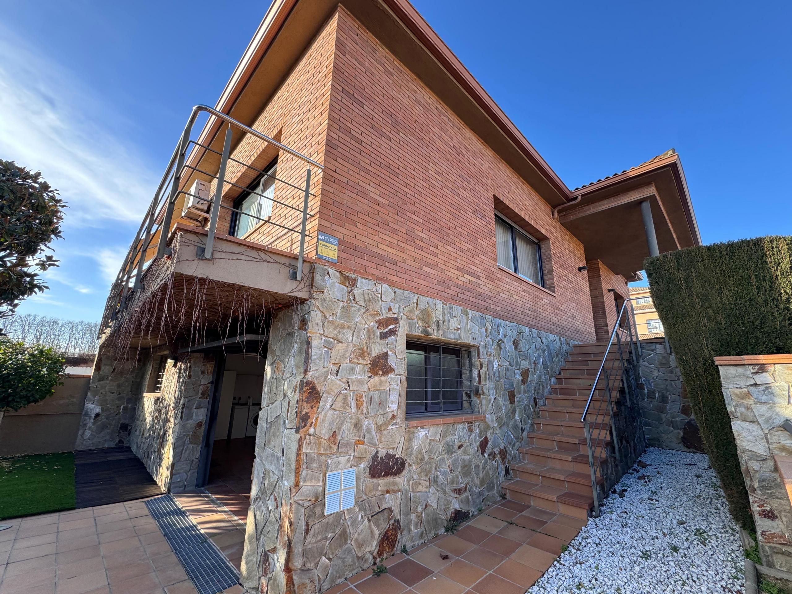 Vista exterior de Casa adosada en venda en Santa Maria de Palautordera
