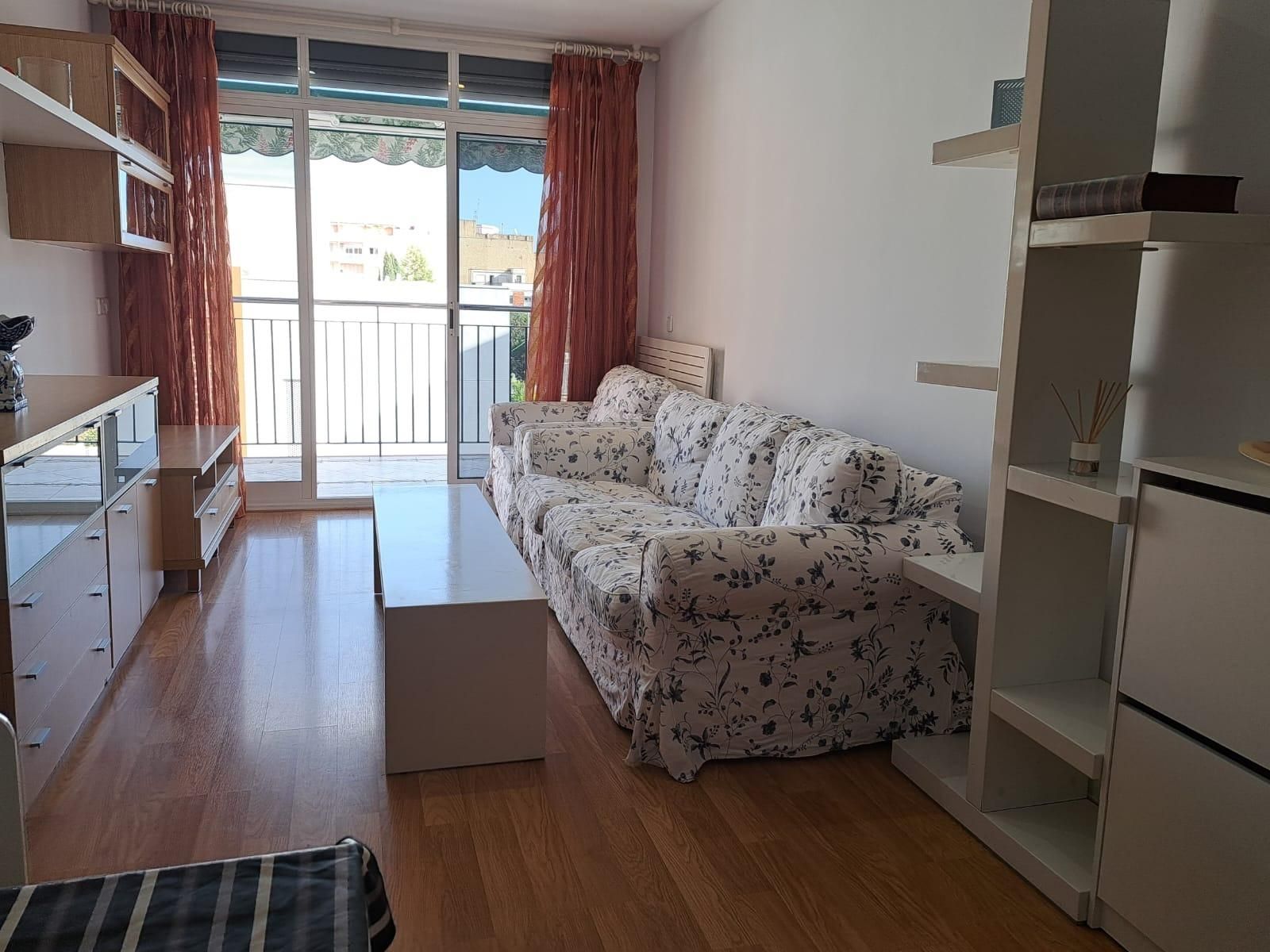 Sala d'estar de Pis en venda en Pineda de Mar amb Calefacció, Terrassa i Piscina comunitària