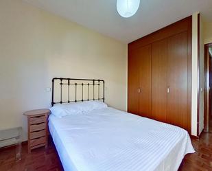 Flat to share in Calle del Aligustre, Valdeacederas