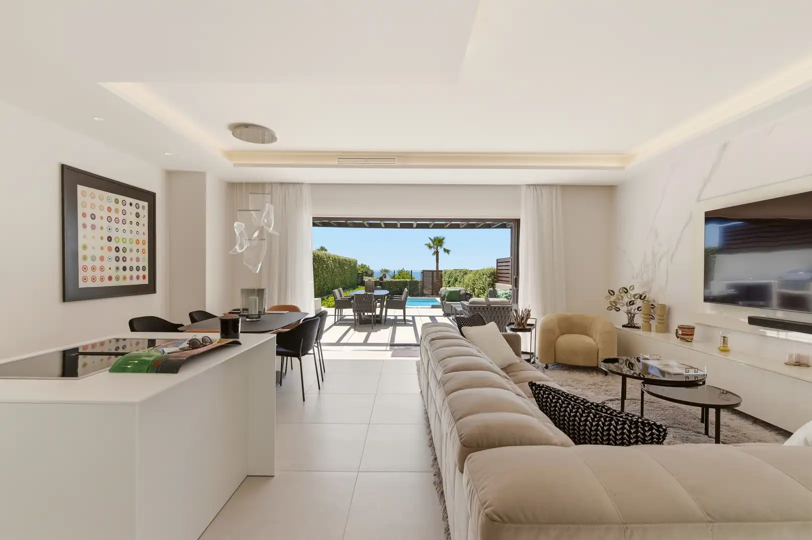 Sala d'estar de Casa adosada en venda en Estepona amb Aire condicionat, Jardí privat i Terrassa