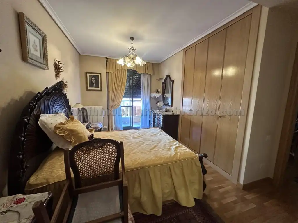 Habitación de Piso en venta en  Logroño con Calefacción, Parquet y Terraza