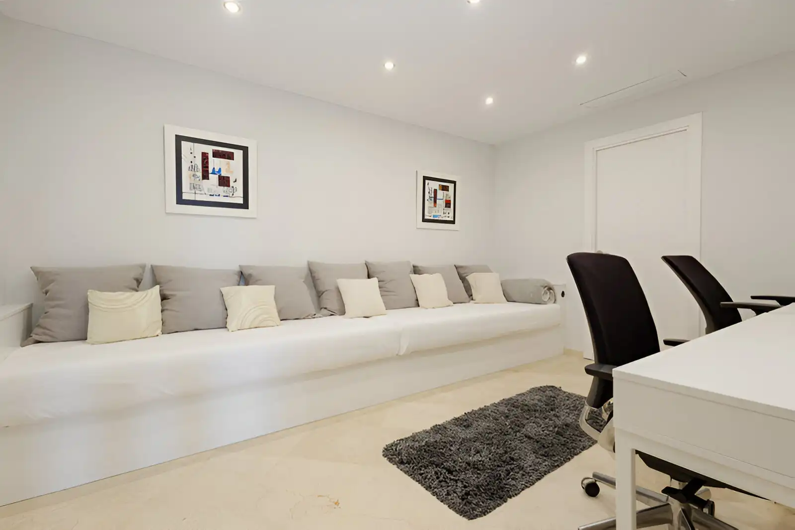 Wohnzimmer von Erdgeschoss zum Verkauf in Marbella mit Klimaanlage, Privatgarten und Terrasse