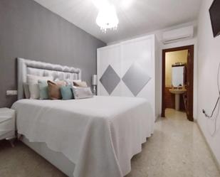 Bedroom of Duplex to rent in Dos Hermanas  with Air Conditioner, Heating and Parquet flooring