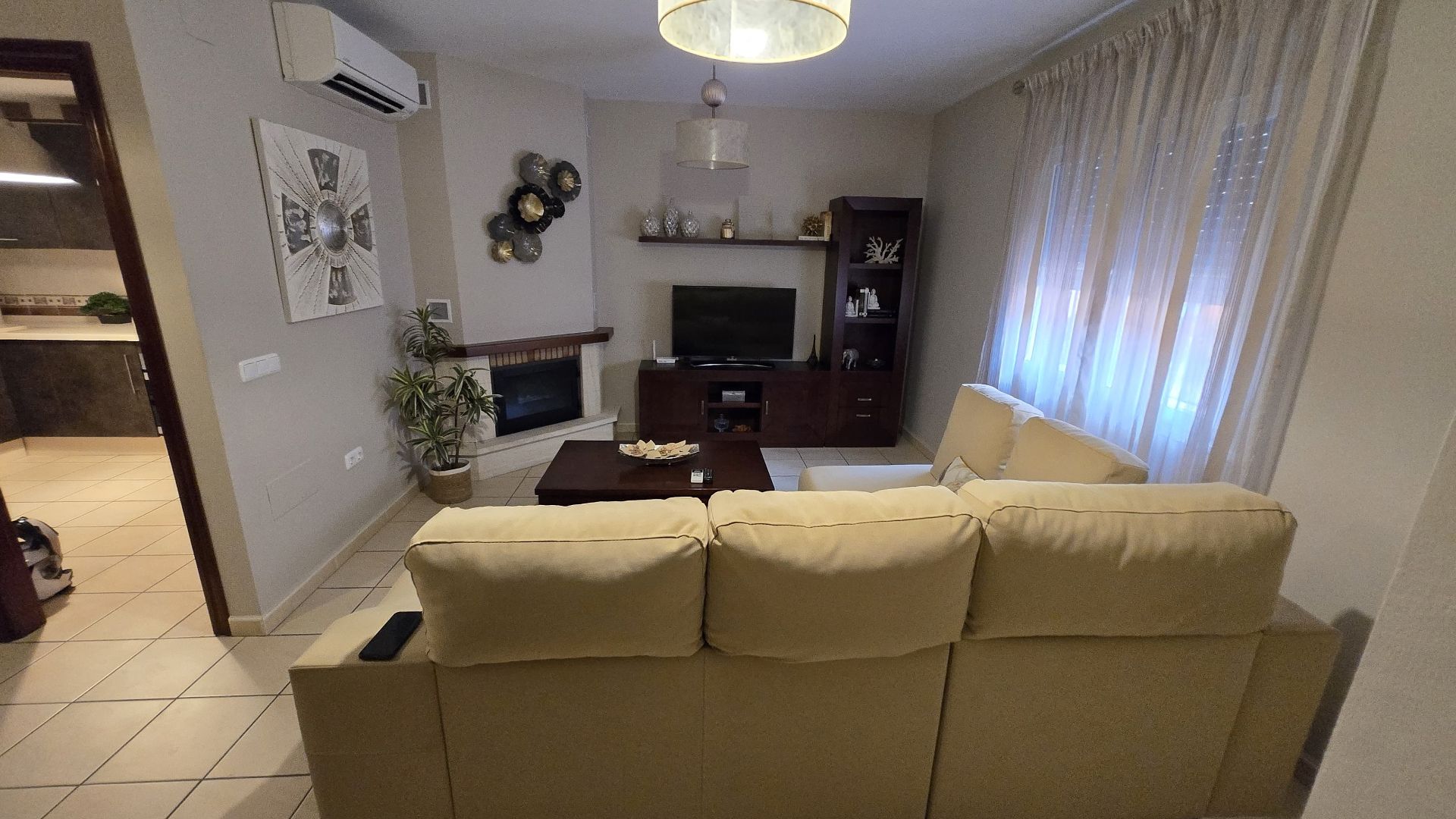 Sala d'estar de Casa adosada en venda en Pizarra amb Aire condicionat, Terrassa i Moblat
