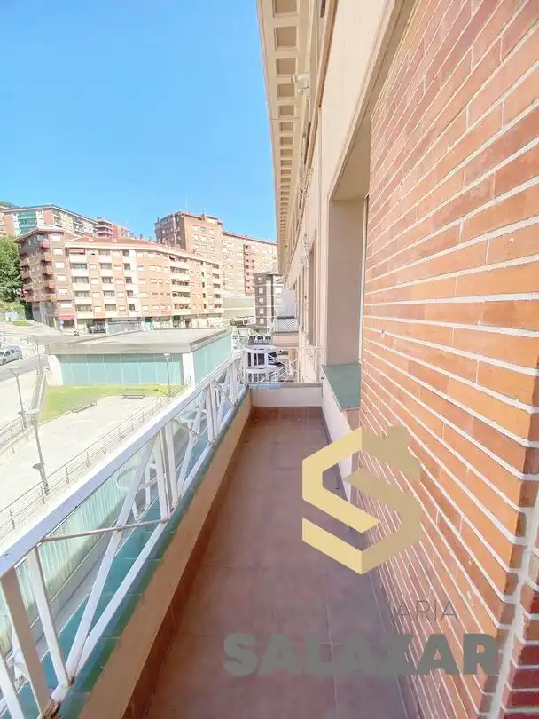 Piso de alquiler en Bilbao  con Calefacción, Terraza y Amueblado