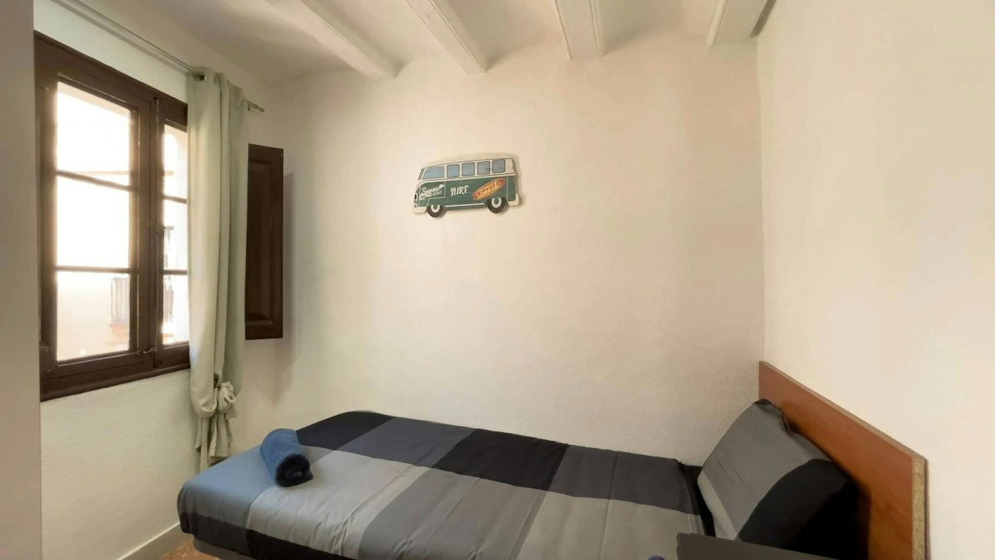 Bedroom of Flat to share in  Barcelona Capital  with Washing machine and TV