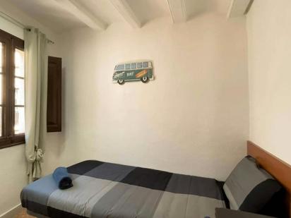 Bedroom of Flat to share in  Barcelona Capital  with Washing machine and TV
