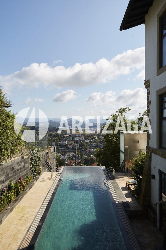 Vista exterior de Casa o xalet en venda en Donostia - San Sebastián  amb Aire condicionat, Calefacció i Jardí privat