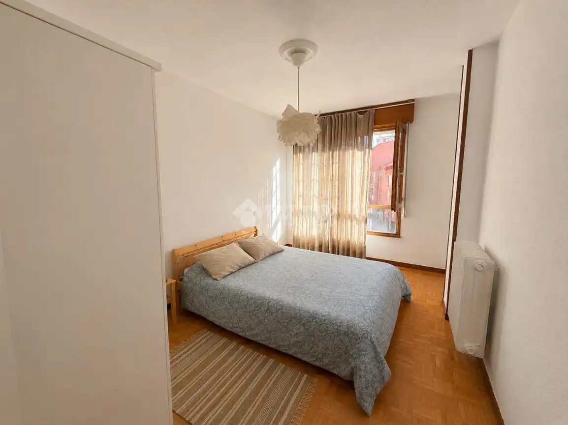 Dormitori de Pis en venda en León Capital  amb Calefacció, Parquet i Terrassa