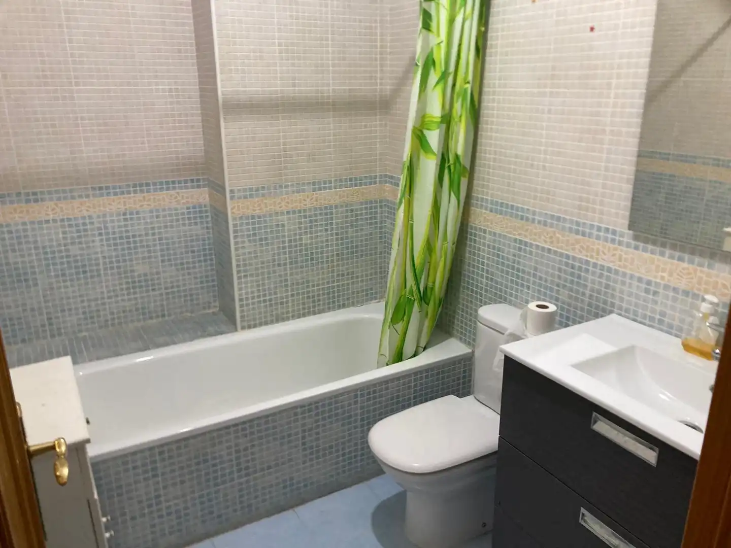 Badezimmer von Erdgeschoss zum Verkauf in Burguillos de Toledo mit Klimaanlage, Heizung und Parkett