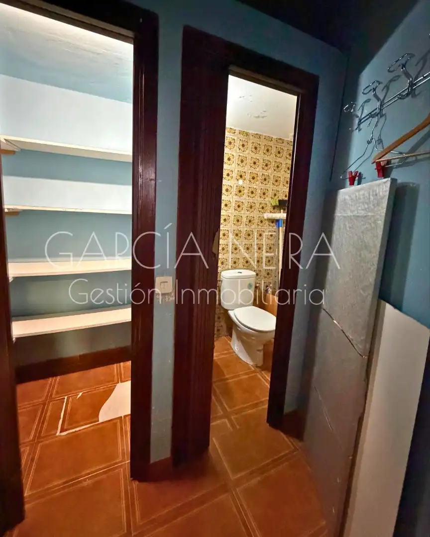 Bany de Local en venda en Oviedo  amb Calefacció i Moblat