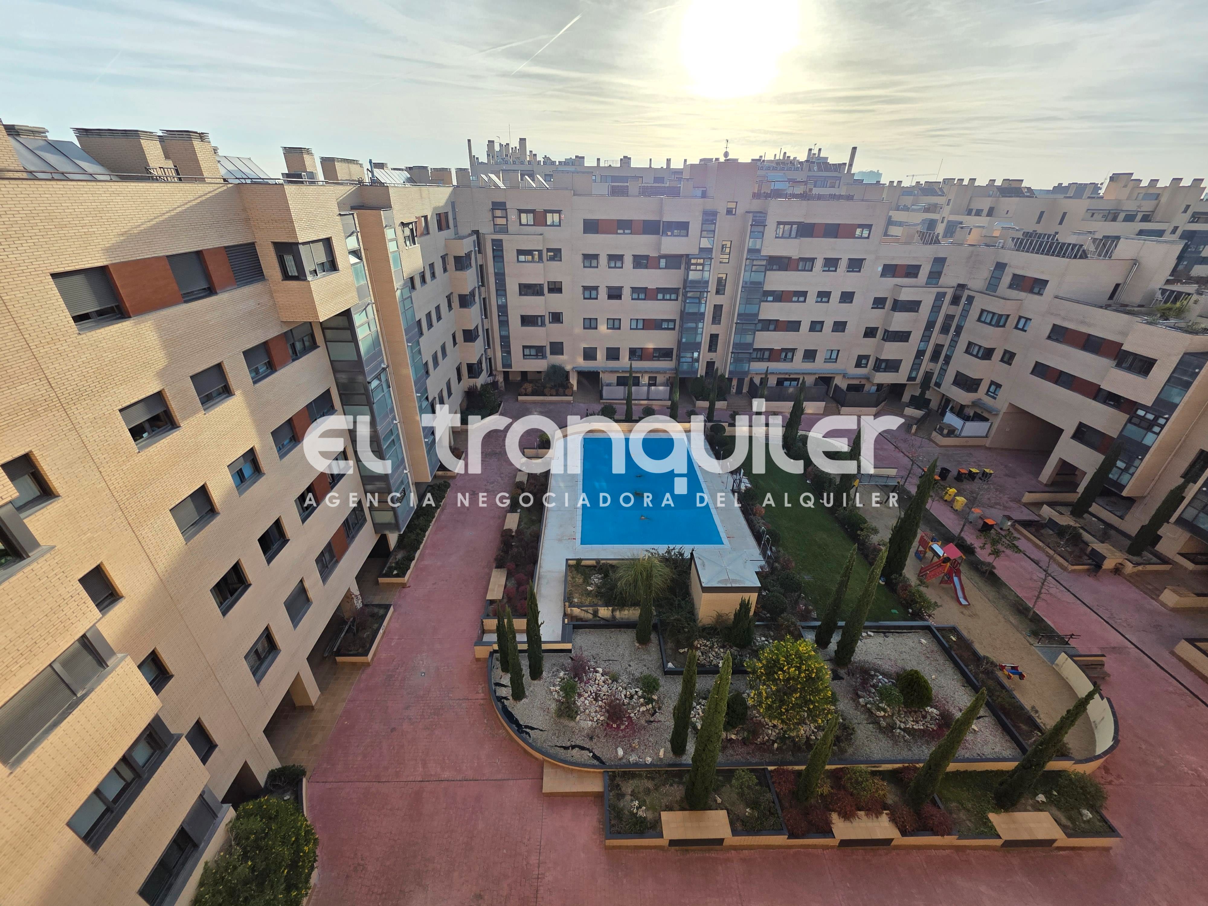 Vista exterior de Pis de lloguer en  Madrid Capital amb Piscina i Rentadora