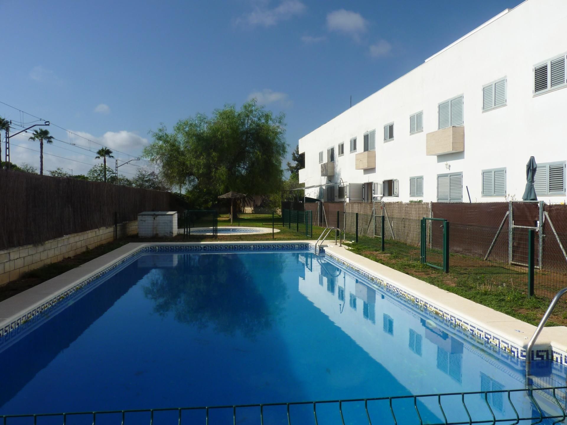 Piscina de Pis en venda en Sanlúcar la Mayor amb Aire condicionat, Calefacció i Jardí privat
