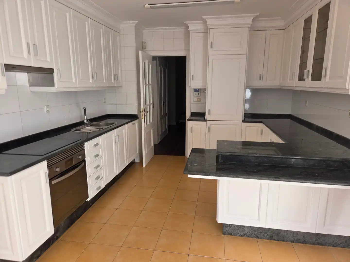 Cuina de Casa adosada en venda en Vigo  amb Calefacció, Jardí privat i Parquet