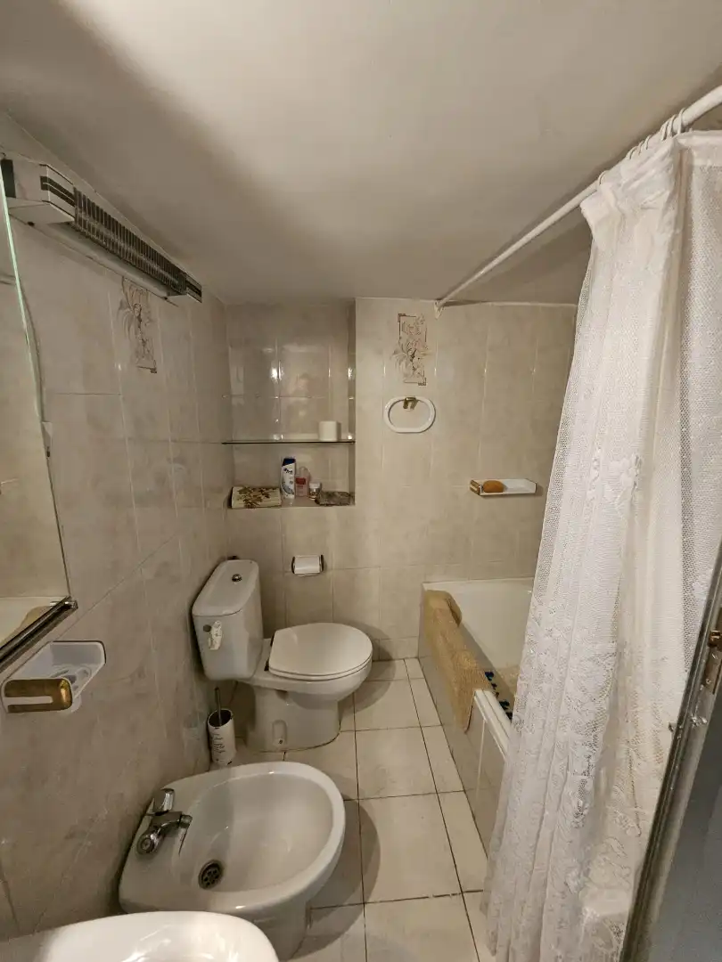 Badezimmer von Einfamilien-Reihenhaus zum Verkauf in Ledrada mit Möbliert