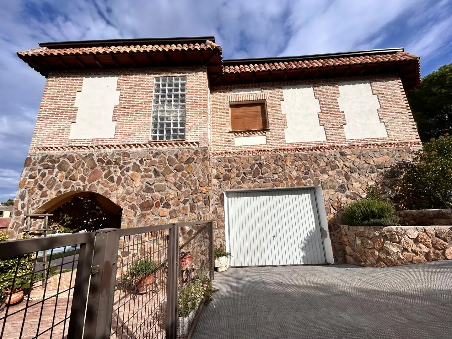 Vista exterior de Casa o xalet en venda en Santa Cruz del Retamar amb Aire condicionat, Calefacció i Jardí privat