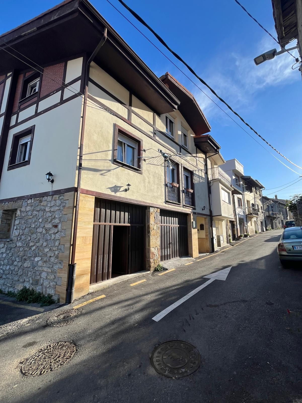 Vista exterior de Casa adosada en venta en Castro-Urdiales con Trastero y Amueblado