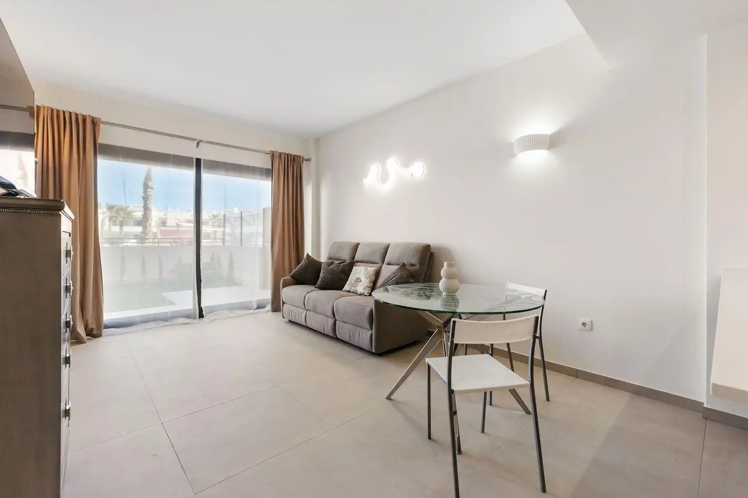 Sala de estar de Apartamento en venta en Torrevieja con Jardín privado, Terraza y Amueblado