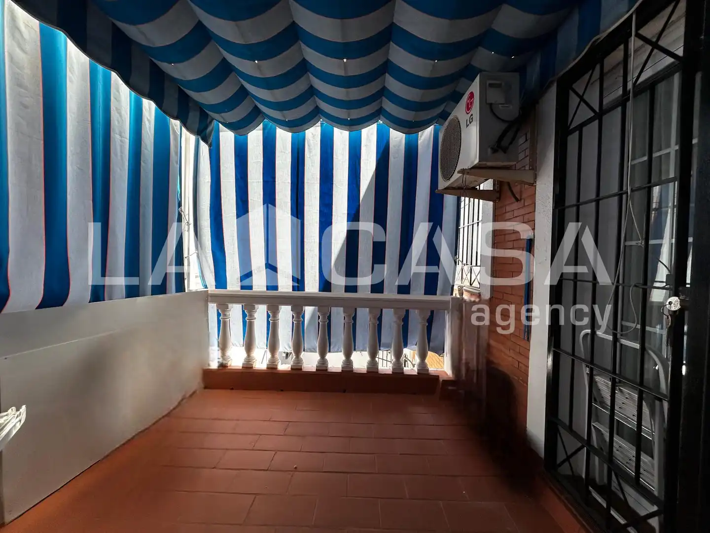 Terrassa de Casa adosada en venda en Montequinto amb Aire condicionat i Terrassa