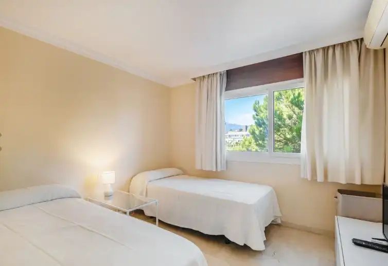 Dormitori de Apartament en venda en Marbella amb Aire condicionat, Calefacció i Jardí privat
