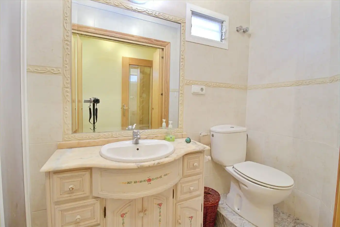 Badezimmer von Wohnung zum Verkauf in Elche / Elx mit Klimaanlage, Abstellraum und Möbliert