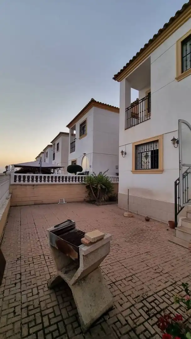 Außenansicht von Haus oder Chalet zur Miete in Guardamar del Segura mit Heizung, Terrasse und Abstellraum