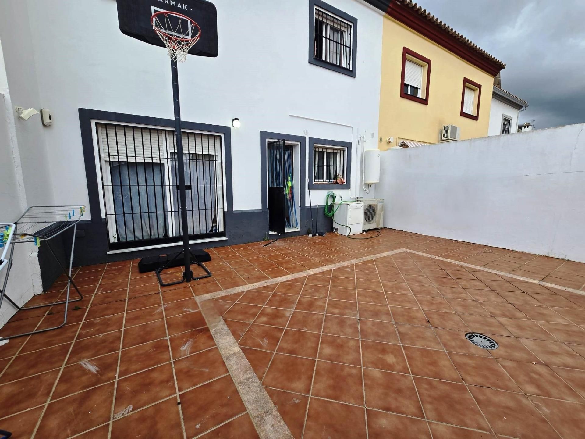 Vista exterior de Casa adosada en venda en Espartinas amb Aire condicionat i Traster