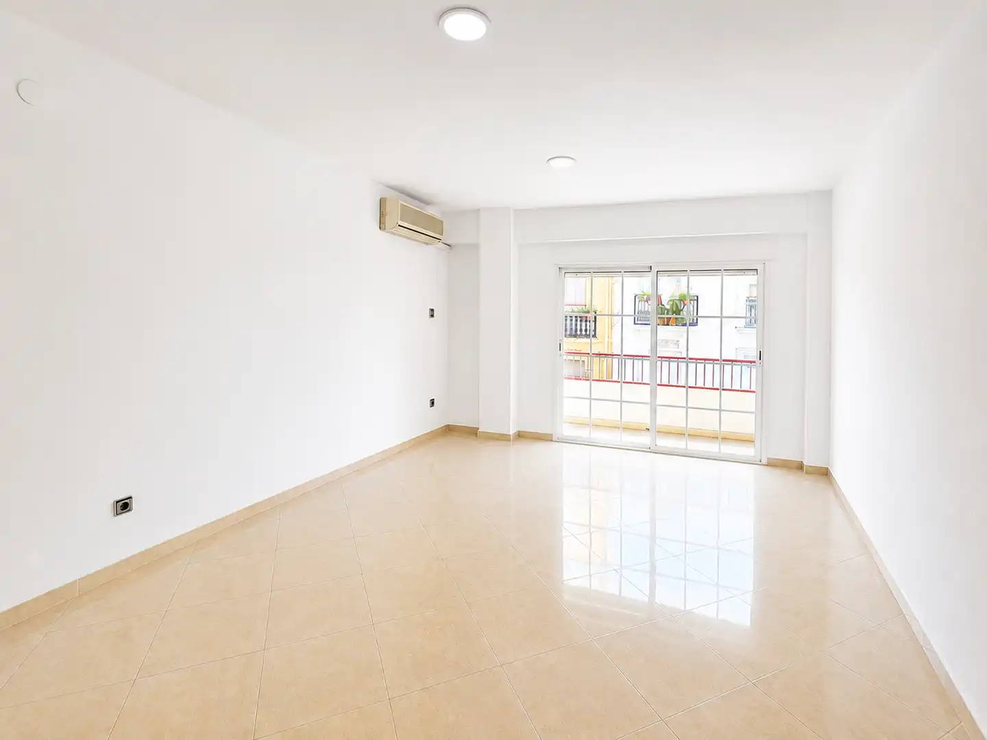 Flat for sale in Valencia  with Air Conditioner, Furnished and Oven