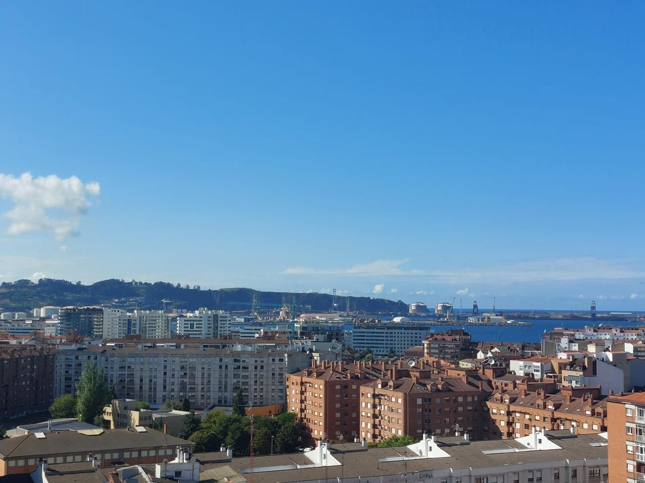 Vista exterior de Àtic en venda en Gijón 