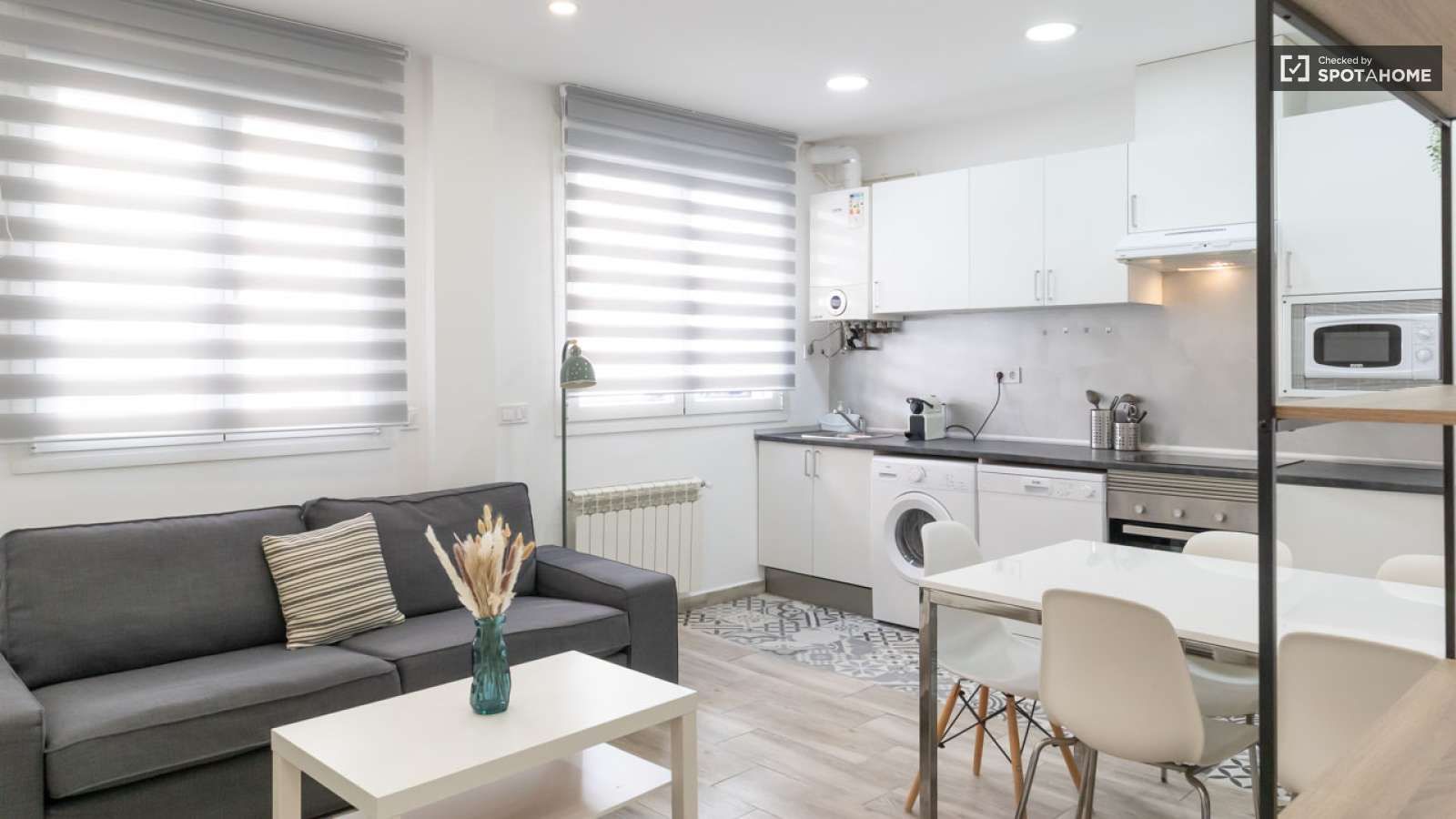 Kitchen of Apartment to share in  Madrid Capital  with Air Conditioner, Heating and Terrace