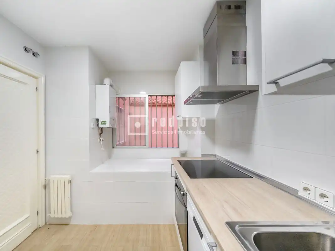 Cocina de Apartamento de alquiler en Madrid con Calefacción, Parquet y Terraza