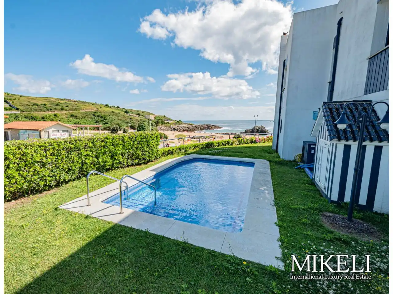 Piscina de Casa o xalet en venda en Santa Cruz de Bezana amb Calefacció, Jardí privat i Terrassa