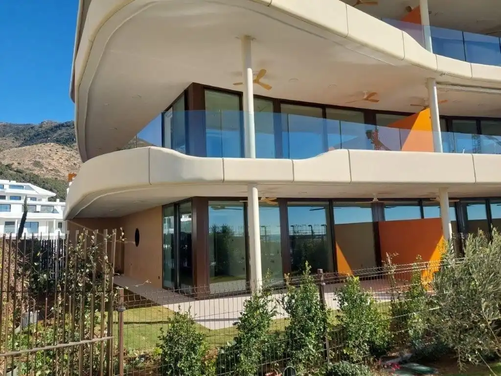 Vista exterior de Apartament en venda en Benalmádena amb Aire condicionat, Calefacció i Jardí privat