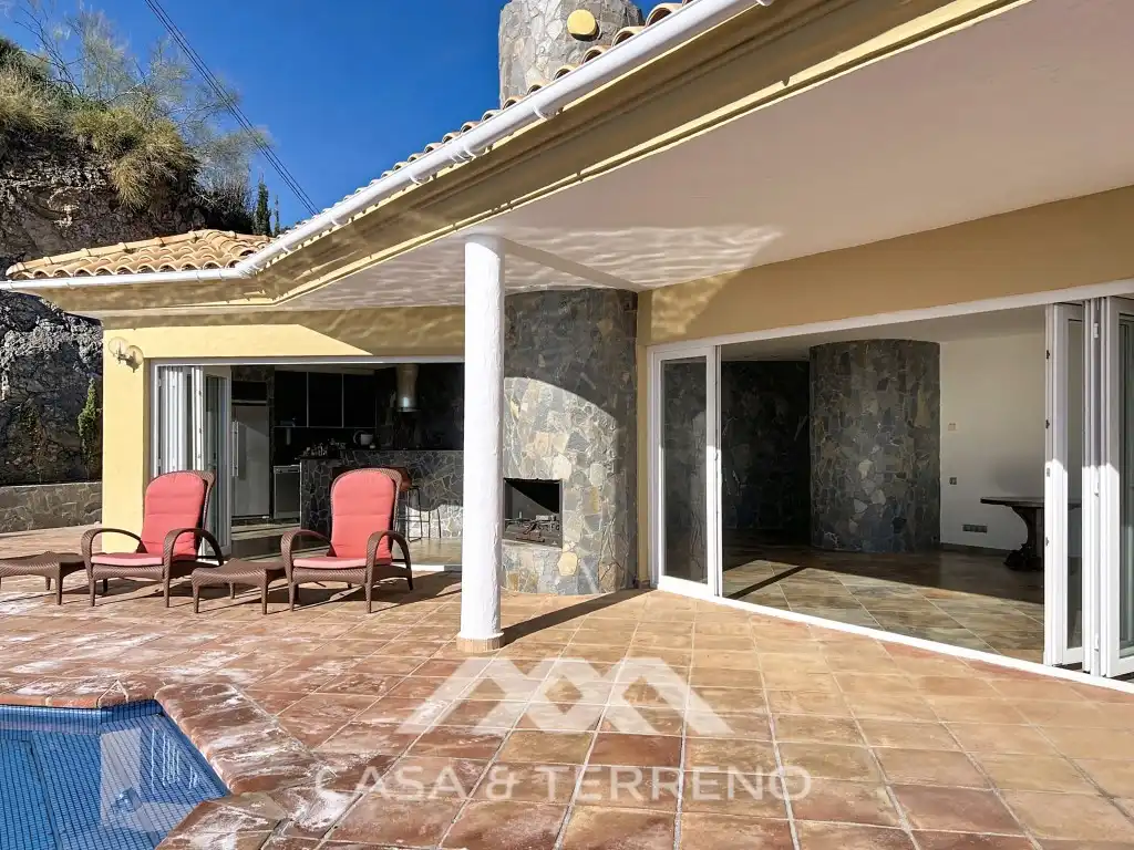 Terrassa de Casa o xalet en venda en Algarrobo amb Jardí privat, Terrassa i Piscina