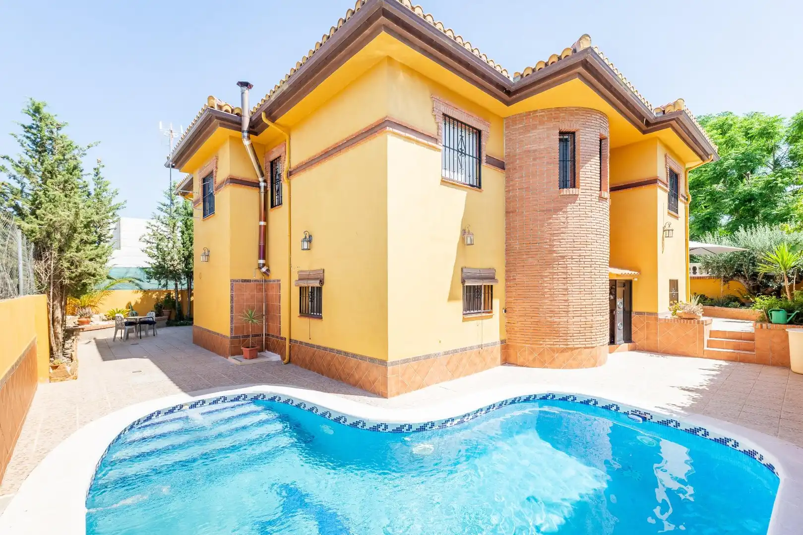 Chalet con piscina en venta en Belicena