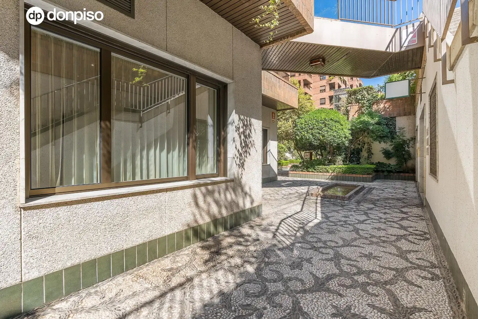 Terrasse von Erdgeschoss zum Verkauf in Granada mit Klimaanlage, Privatgarten und Möbliert