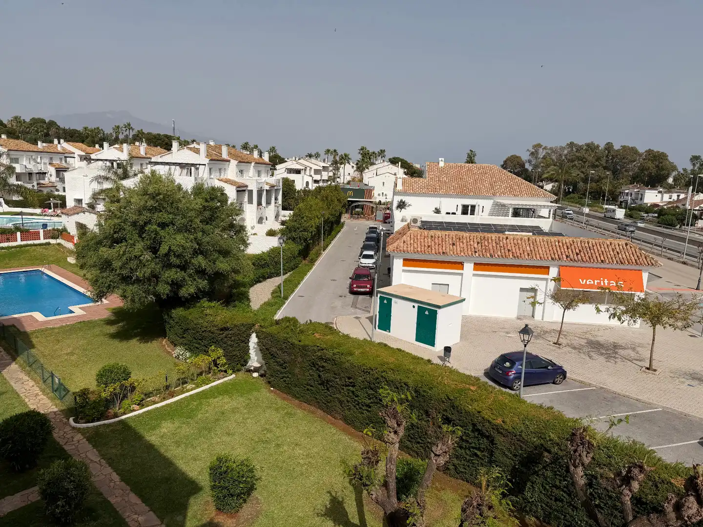 Vista exterior de Apartament en venda en Estepona amb Terrassa i Piscina comunitària