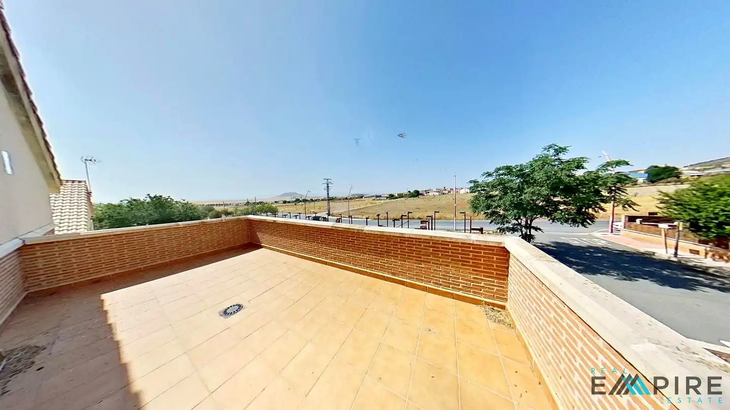 Terrassa de Casa adosada en venda en Noez amb Calefacció i Jardí privat