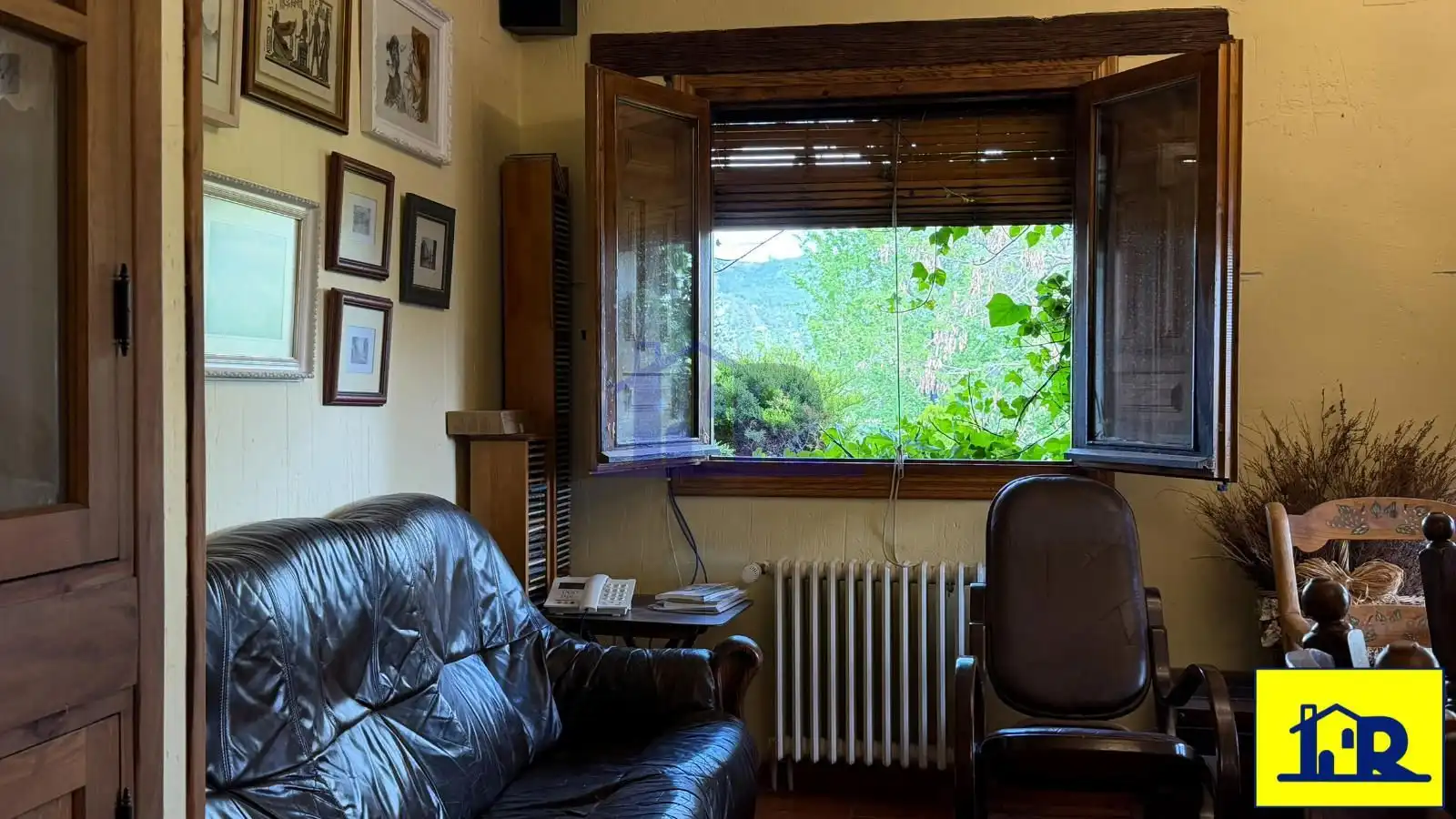 Sala d'estar de Casa o xalet en venda en Villalba de la Sierra amb Calefacció, Traster i Piscina