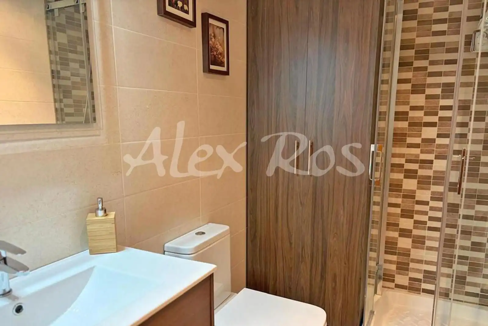 Badezimmer von Wohnung zum Verkauf in Alp mit Heizung, Terrasse und Abstellraum