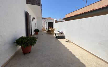 Vista exterior de Casa adosada en venda en Chipiona amb Jardí privat i Traster