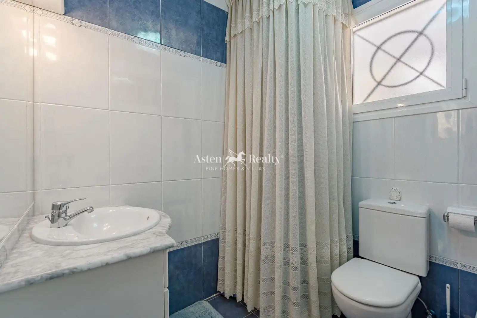 Baño de Piso en venta en Arona con Terraza, Trastero y Piscina