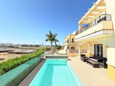 Casa con piscina en venta en Caleta de Vélez