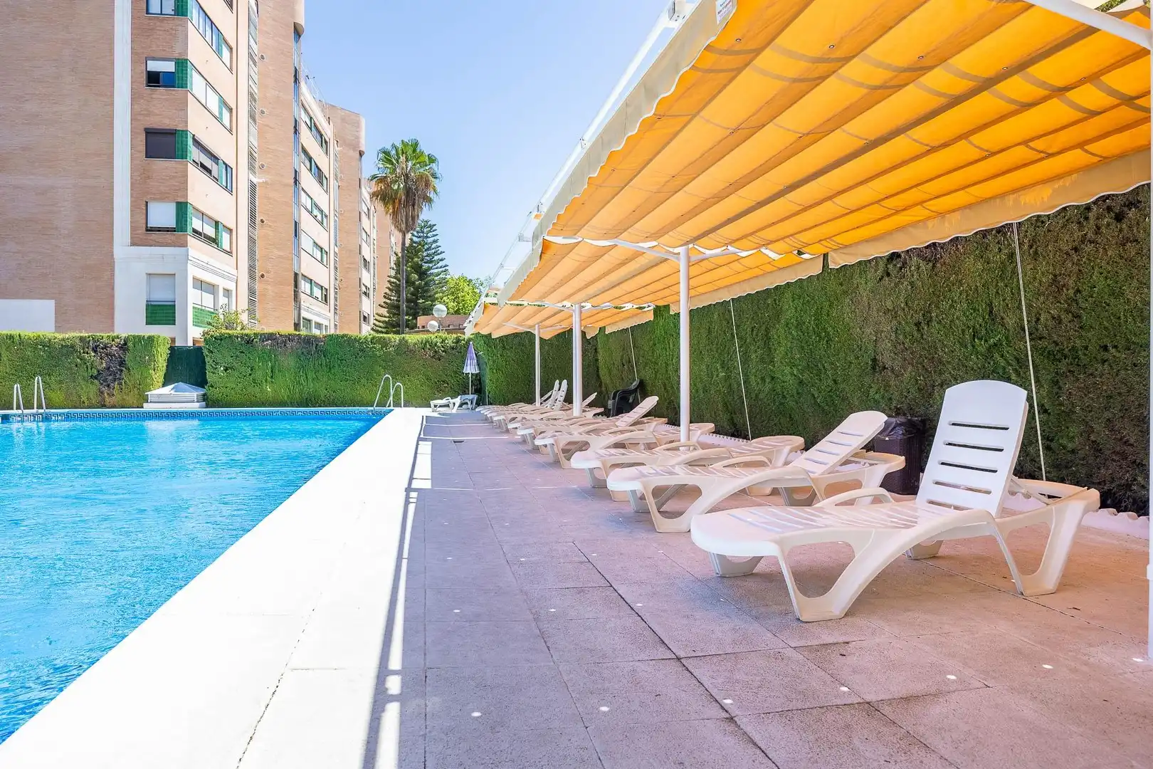 Swimming pool of Flat for sale in Sevilla  with Air Conditioner, Heating and Community pool