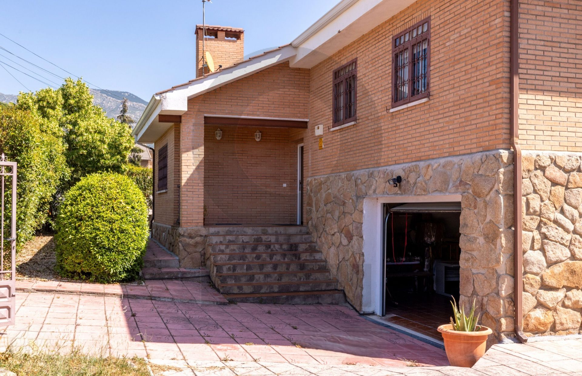 Vista exterior de Casa o chalet en venta en Manzanares El Real con Calefacción, Jardín privado y Terraza