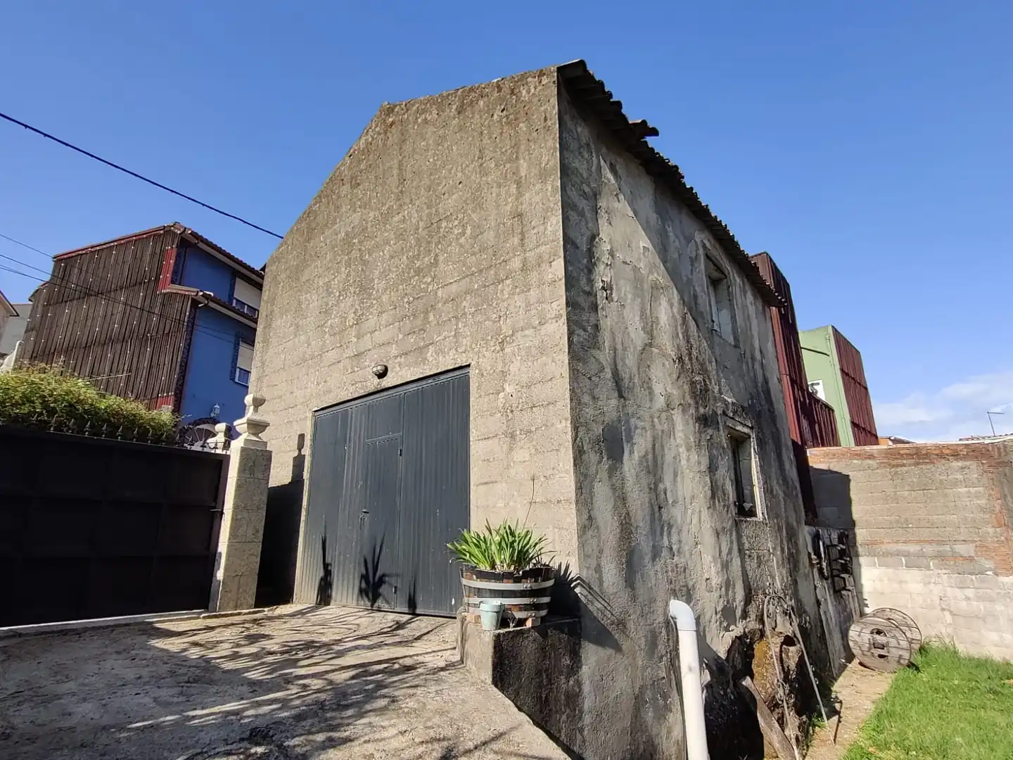 Vista exterior de Finca rústica en venda en Boiro amb Jardí privat