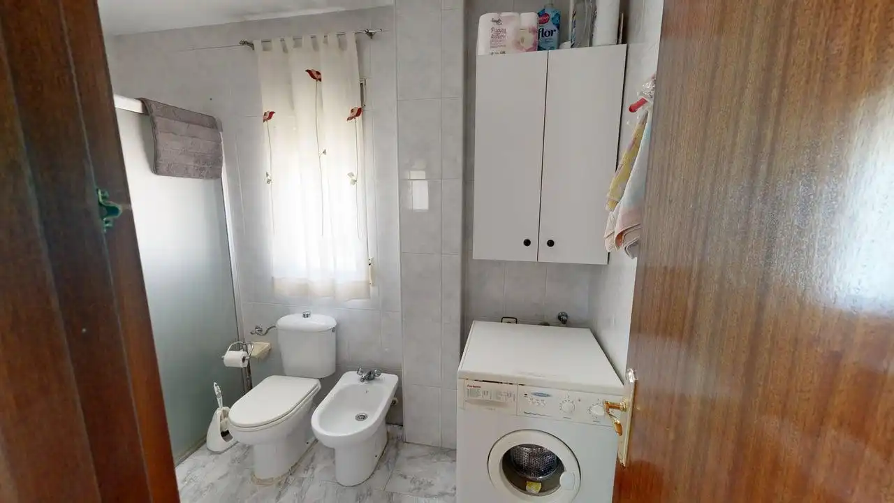 Bany de Casa o xalet en venda en Jaén amb Traster i Piscina comunitària