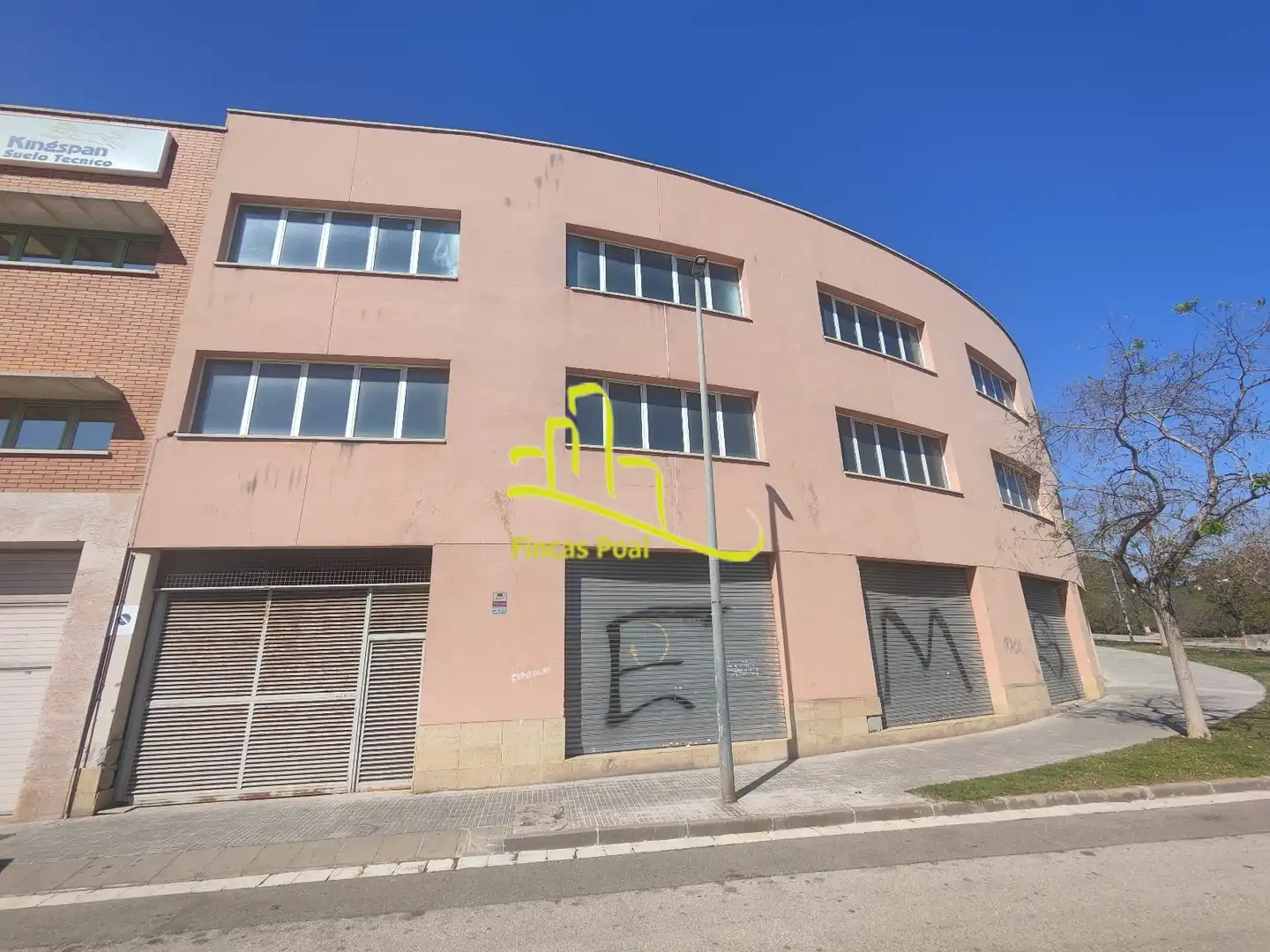 Außenansicht von Fabrikhallen zum Verkauf in Santa Coloma de Cervelló